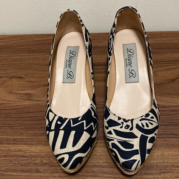 Diane B. Milano Closed Toe Espadrille in Navy/Beige Print. Size 7. - Picture 2 of 8